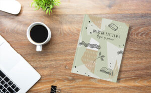 Diari lector de Caliu Journals amb bolígraf i llibre al costat en ambient acollidor